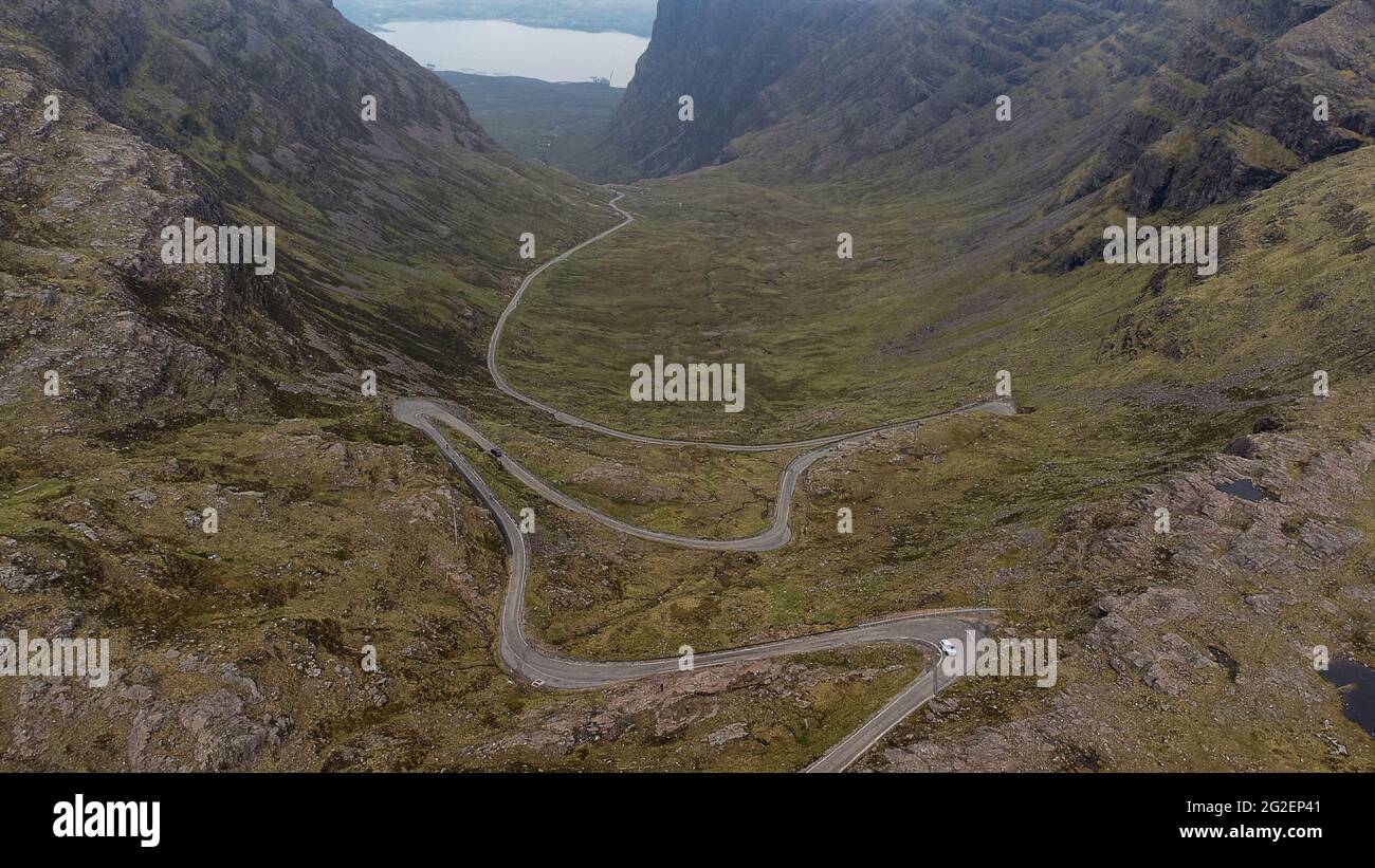 Die schmale, gewundene Bergstraße bei Bealach na Ba bei Applecross in den schottischen Highlands, Großbritannien Stockfoto