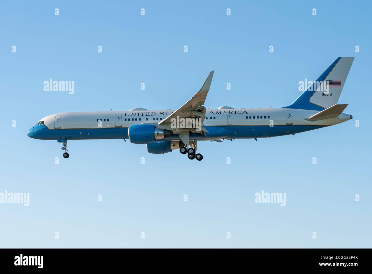 Die Boeing C-32A (757), die als Support- und Ersatzflugzeug für den Besuch von US-Präsident Biden in Großbritannien eintraf, verwendete das Rufzeichen „SAM46“. Landung bei RAF Mildenhall Stockfoto