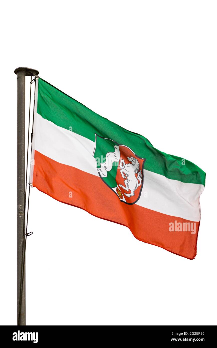 Flagge von Nordrhein-Westfalia auf Fahnenmast isoliert auf weißem Hintergrund Stockfoto
