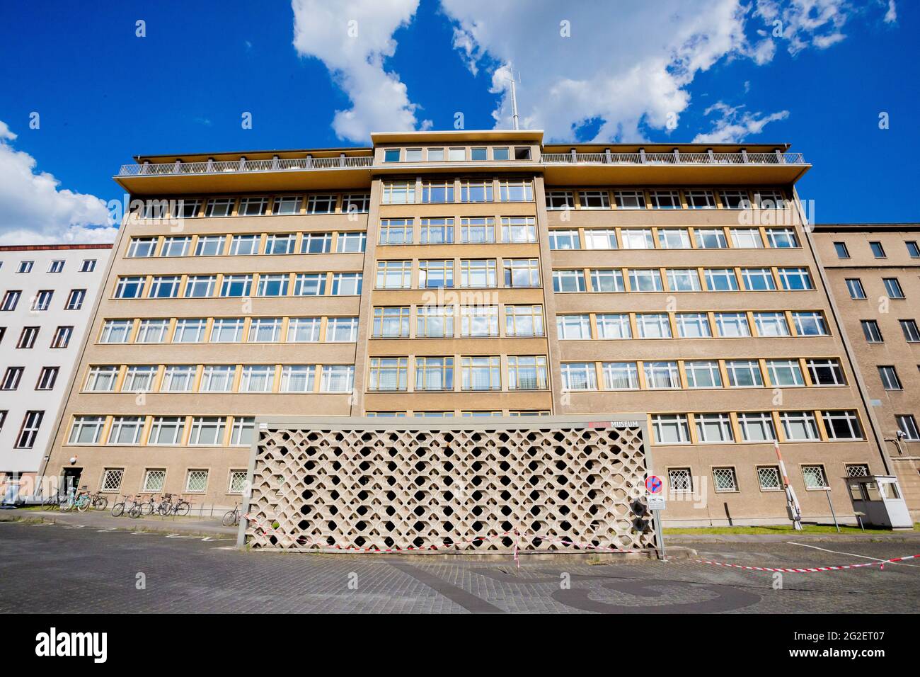 09. Juni 2021, Berlin: Haus 1, ehemalige Amtssitz des Ministers und heutiges Stasi-Museum. Am 17. Juni wird der Bundeskommissar für die Stasi-Akten, Roland Jahn, in Berlin entlassen. Die Bundesbehörde wird es nicht mehr geben. Millionen Akten der Staatssicherheit der DDR werden künftig vom Bundesarchiv verwaltet. Die 1300 Mitarbeiter der ehemaligen Bundesbehörde werden weiterhin unter dem Dach des Bundesarchivs arbeiten. (An Korr von Jutta Schütz, Sendedatum 11.06.21, 9:30) (an dpa 'Millionen Stasi-Akten, das Ende einer Behörde und die Zukunft') Foto: Chri Stockfoto