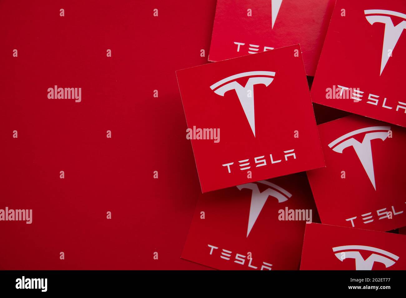 LONDON, Großbritannien - Juni 2021: Tesla-Elektrofahrzeug und Clean Energy-Logo Stockfoto