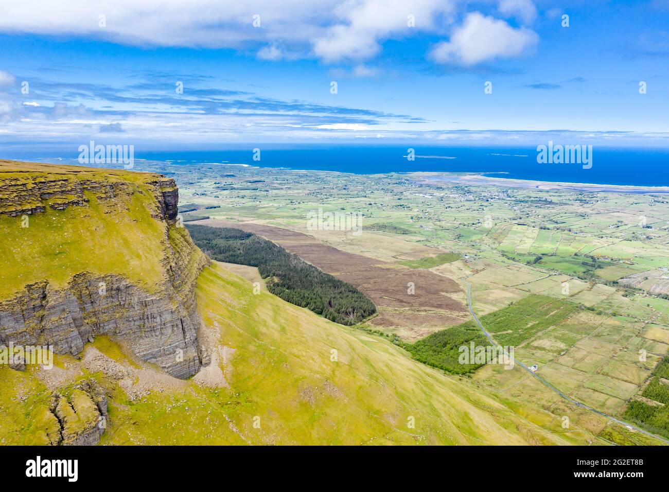 Luftaufnahme des Berges Benbulbin in der Grafschaft Sligo, Irland. Stockfoto