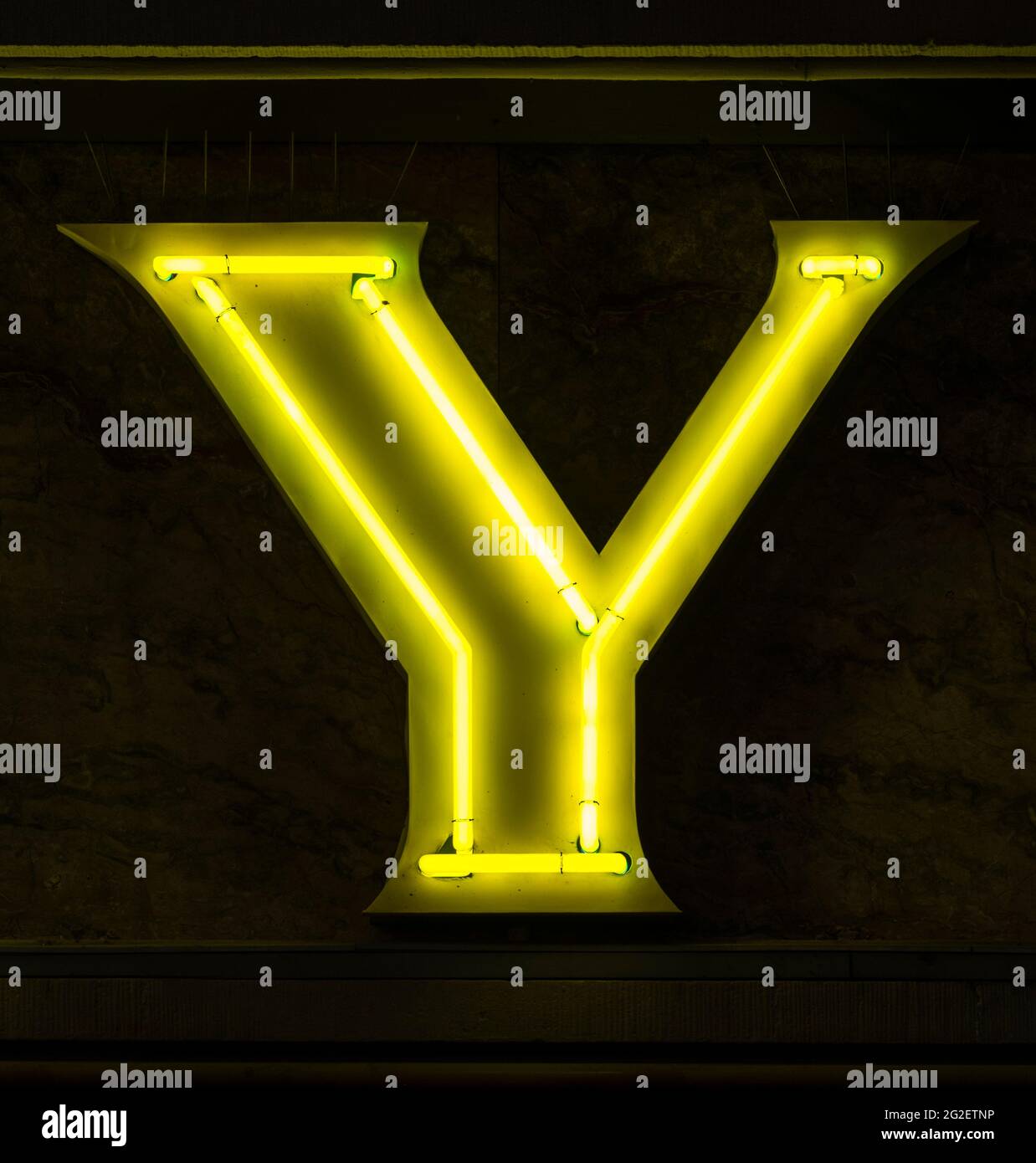 Leuchtender gelber Neonbuchstabe Y Stockfoto