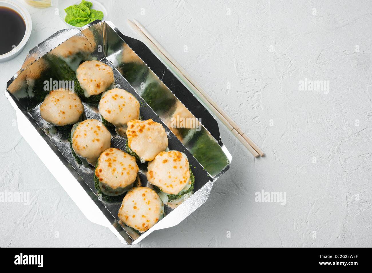 Sushi Roll Delivery Set, auf weißem Stein Hintergrund, mit Copyspace und Platz für Text Stockfoto