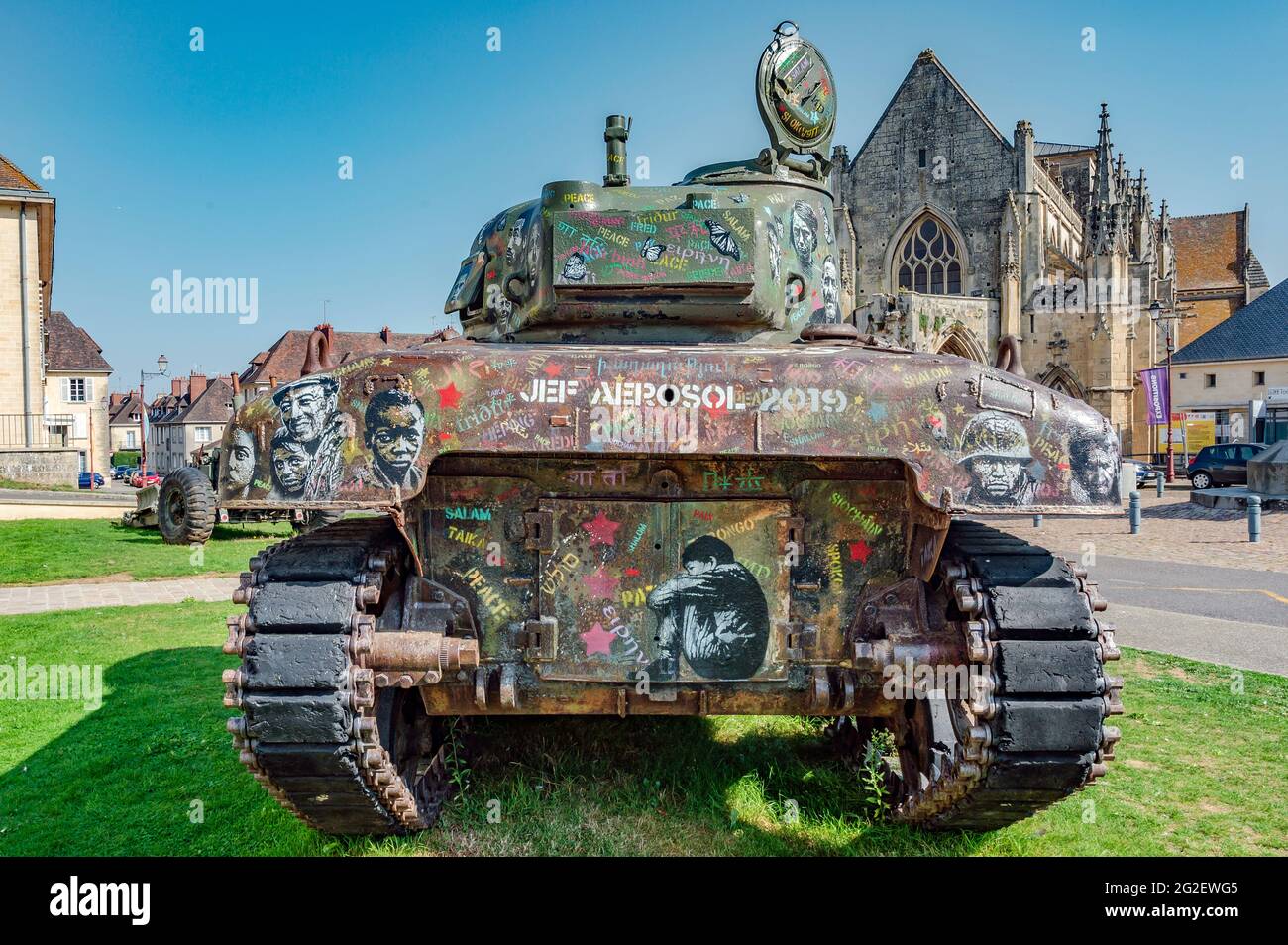 Das Mémorial de Falaise - La Guerre des civils erinnert an das tägliche Leben während des Weltkrieges 2. JEF Aerosol lackierte den historischen Panzer vor dem Museum. Stockfoto