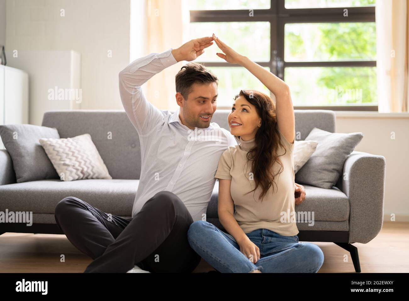 Paar Träumen Und Denken, Haus Zu Kaufen. Familienpläne Stockfoto