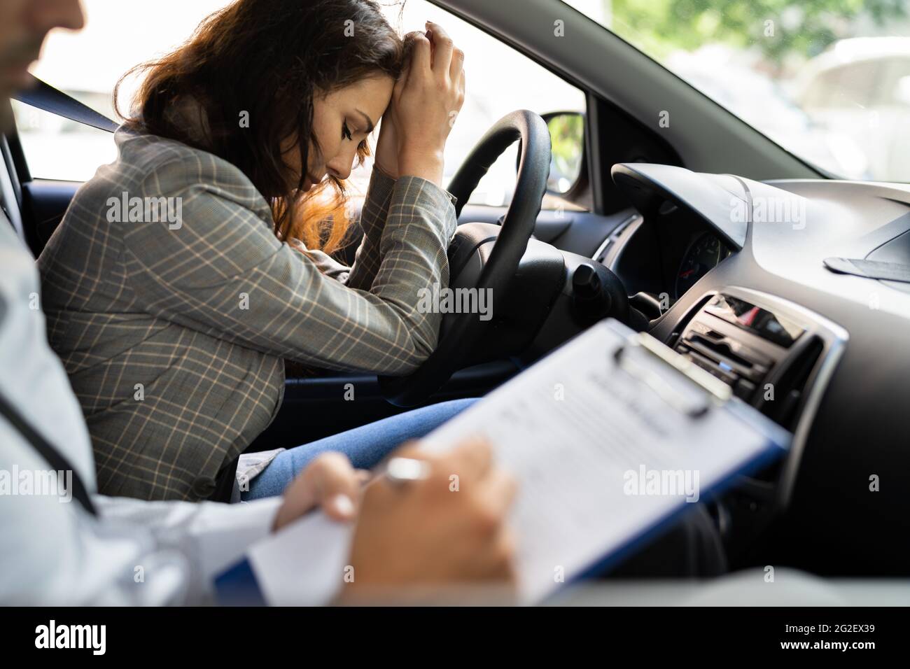 Führerschein-Test Fehlgeschlagen. Traurige Frau Im Auto Stockfoto