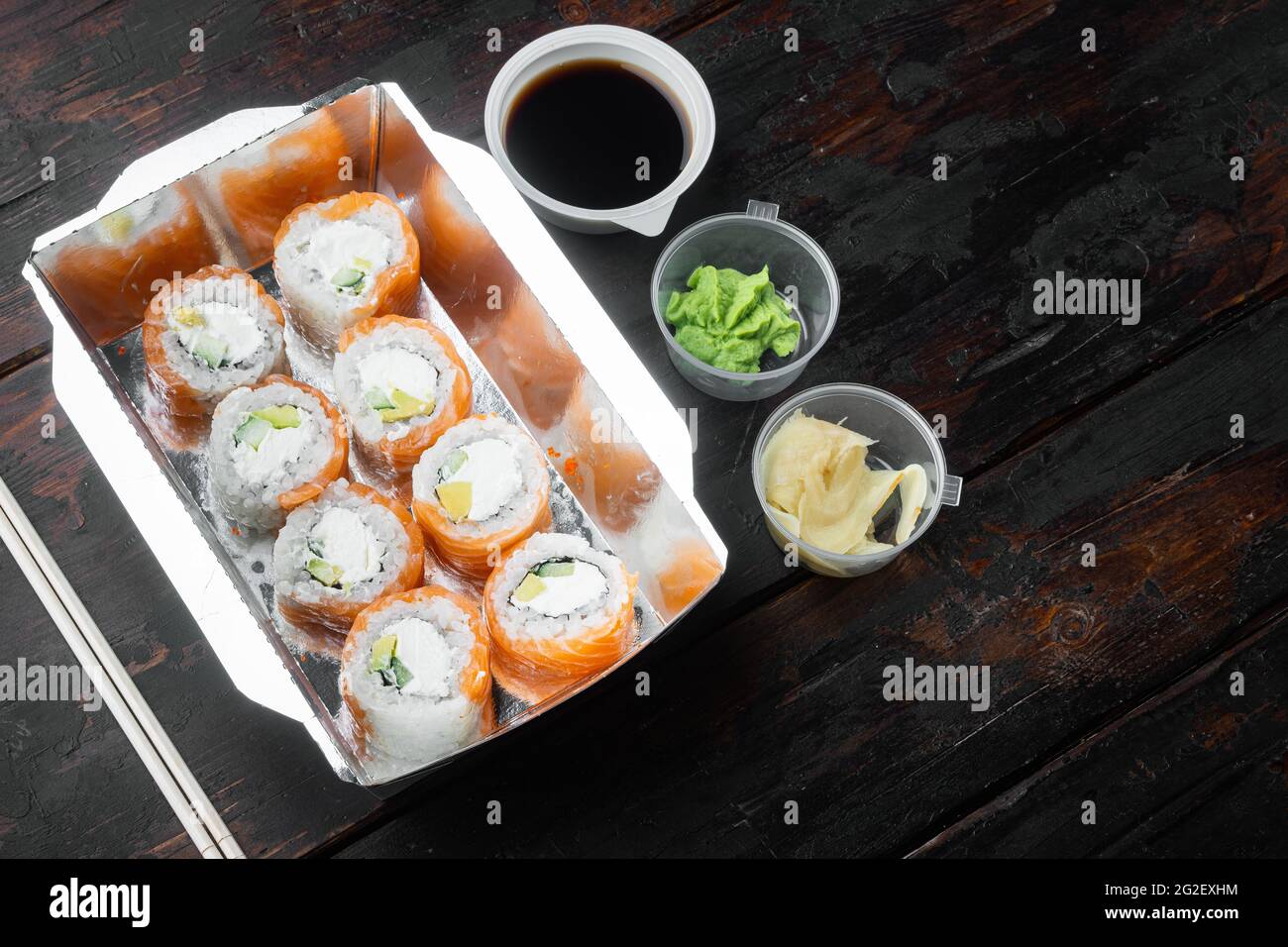 Sushi Roll Delivery Set, auf altem dunklen Holztisch Hintergrund, mit Copyspace und Platz für Text Stockfoto