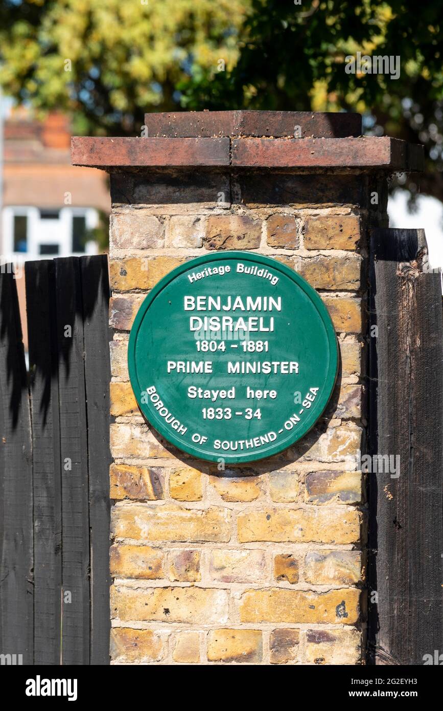 Grüne Plakette, die darauf hin erinnert, dass Premierminister Benjamin Disraeli im Bürgerhaus von Porters und im Bürgermeistersaal übernachtet hat. Historisches Gebäude in Southend on Sea, Großbritannien Stockfoto