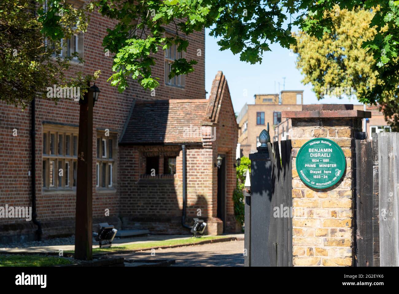 Grüne Plakette, die darauf hin erinnert, dass Premierminister Benjamin Disraeli im Bürgerhaus von Porters und im Bürgermeistersaal übernachtet hat. Historisches Gebäude in Southend on Sea, Großbritannien Stockfoto