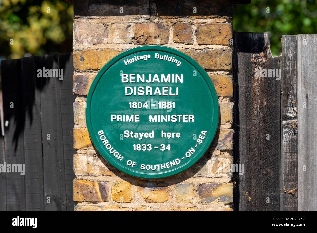 Grüne Plakette, die darauf hin erinnert, dass Premierminister Benjamin Disraeli im Bürgerhaus von Porters und im Bürgermeistersaal übernachtet hat. Historisches Gebäude in Southend on Sea, Großbritannien Stockfoto