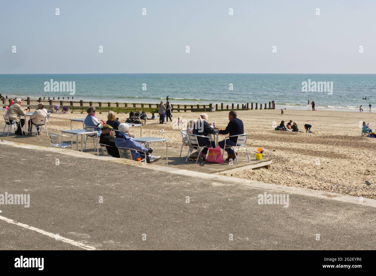 Menschen, die einen Sandstrand und ein Café in Littlehampton, West Sussex, England, genießen. Sozial distanziert aufgrund von Covid 19-Beschränkungen. Stockfoto