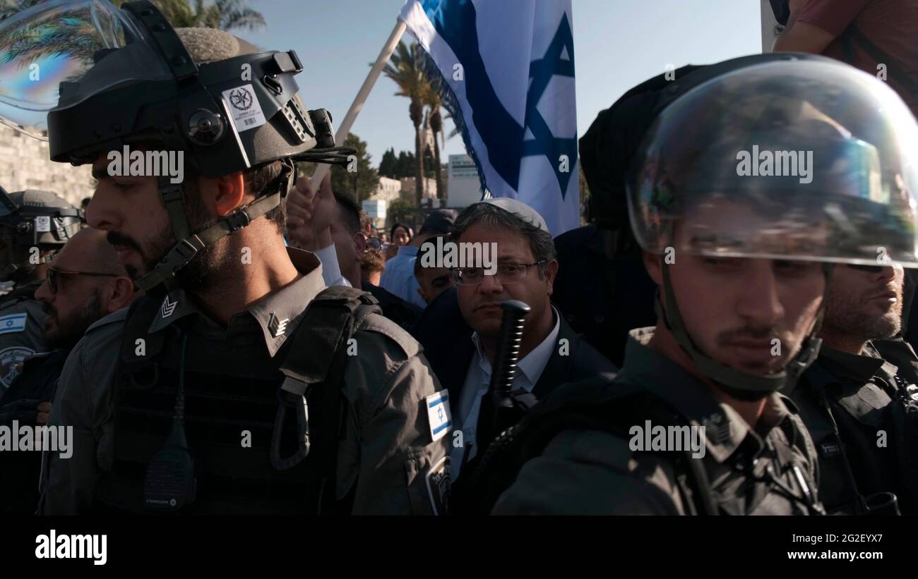 Der rechtsextreme Gesetzgeber Itamar Ben-Gvir, der sich für die Vertreibung israelisch-arabischer Personen einsetzt, die nicht genügend loyal zu Israel sind, hält die israelische Nationalflagge, während er gegen eine Polizeientscheidung protestiert, die ihm den Besuch des Tempelbergs verbietet und einen jüdischen nationalistischen marsch durch die Altstadt am 10. Juni verschieben soll, 2021 in Ostjerusalem, Israel. Es kam zu Handgriffen, nachdem Itamar Ben-Gvir, der von der Polizei beschuldigt wurde, Unruhen in Jerusalem zu provoziert zu haben, vor dem Damaskus-Tor der Altstadt sprach, dem Schauplatz von Zusammenstößen zwischen Palästinensern und israelischen Sicherheitskräften im vergangenen Monat. Stockfoto