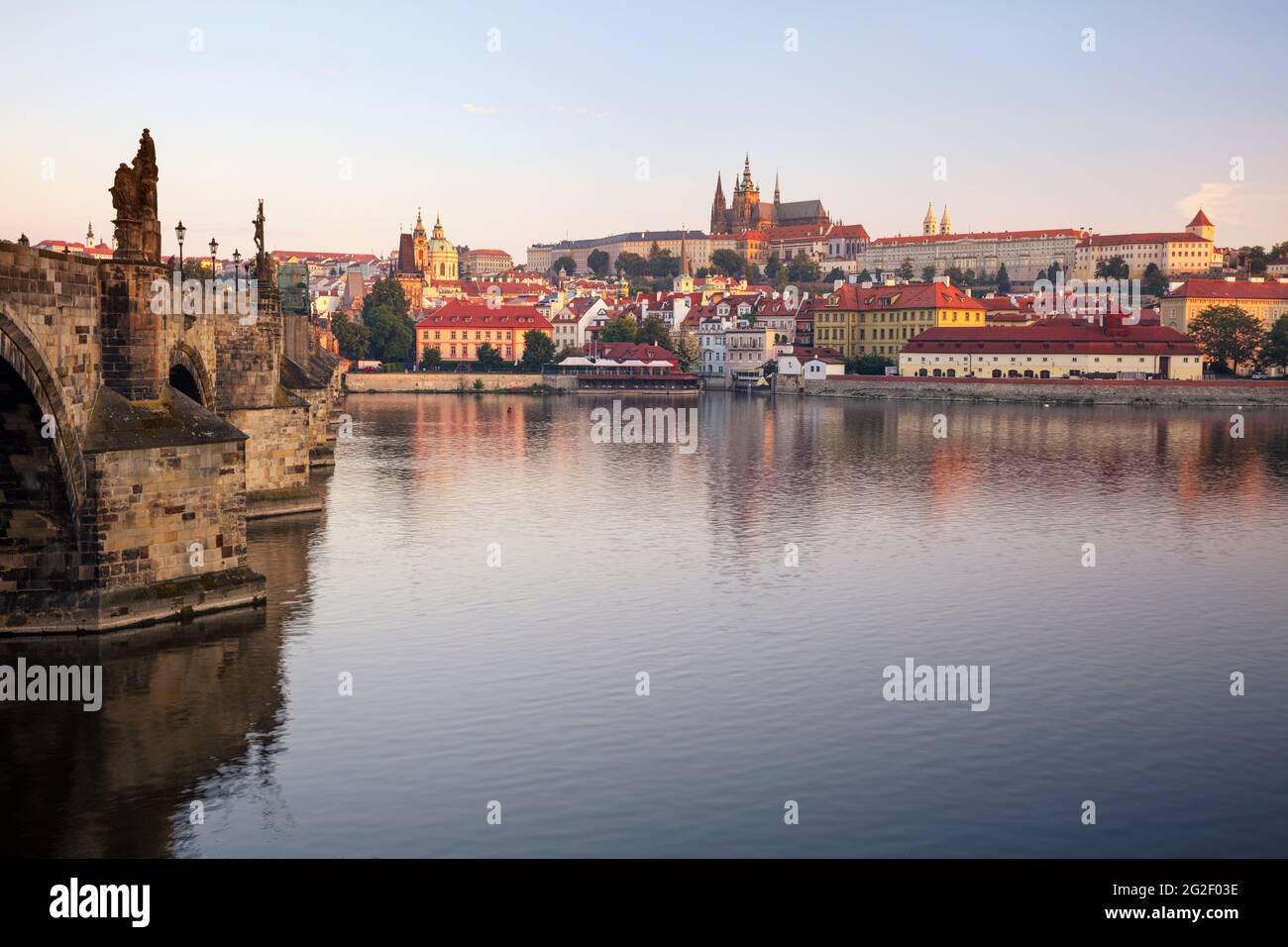 Prag bei Sonnenaufgang. Stadtbild von Prag, Hauptstadt der Tschechischen Republik mit Veitsdom und Karlsbrücke bei Sonnenaufgang. Stockfoto