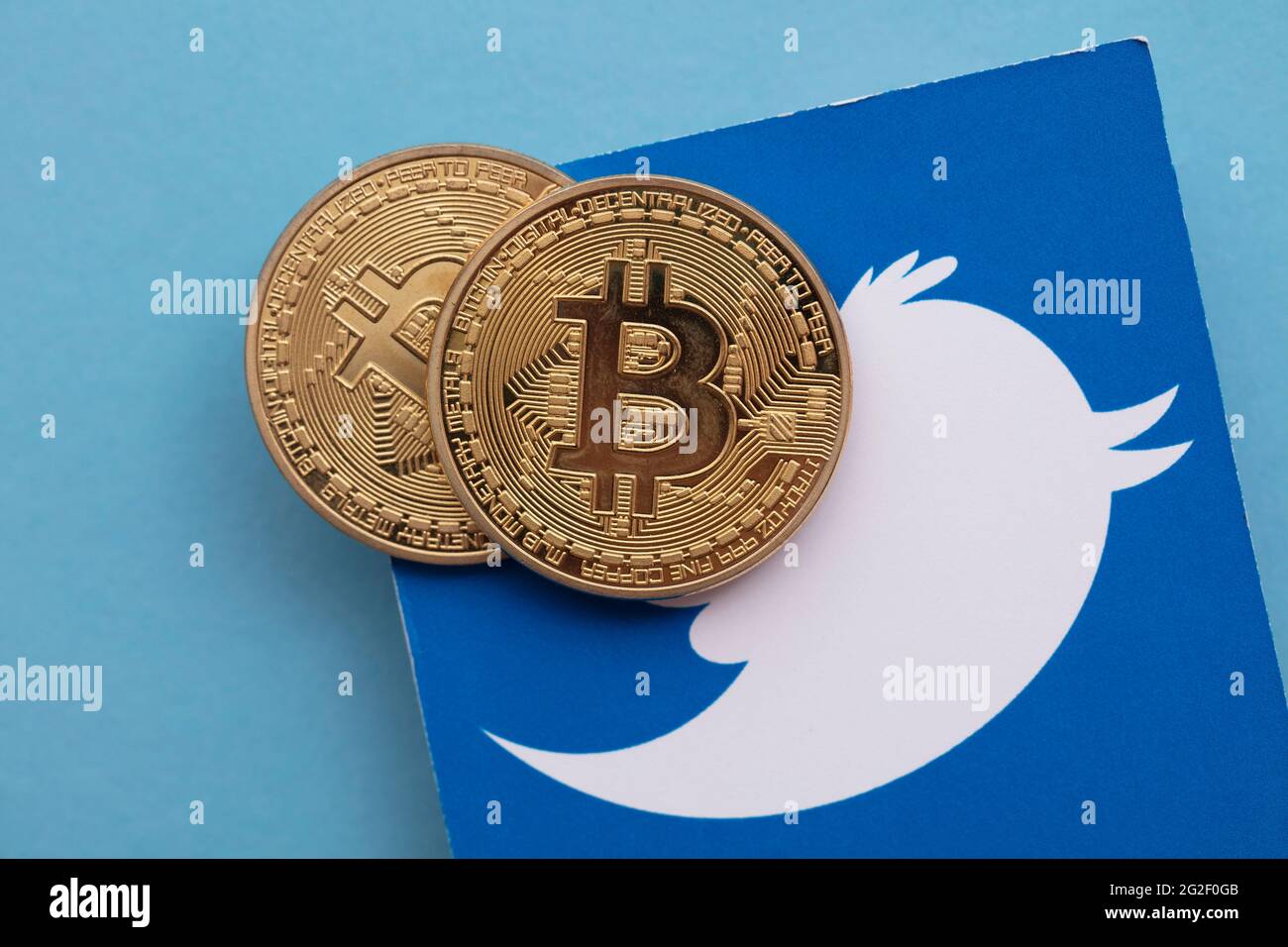 LONDON, Großbritannien - 2021. März: Bitcoin-Kryptowährung auf einem Twitter Social-Media-Logo Stockfoto