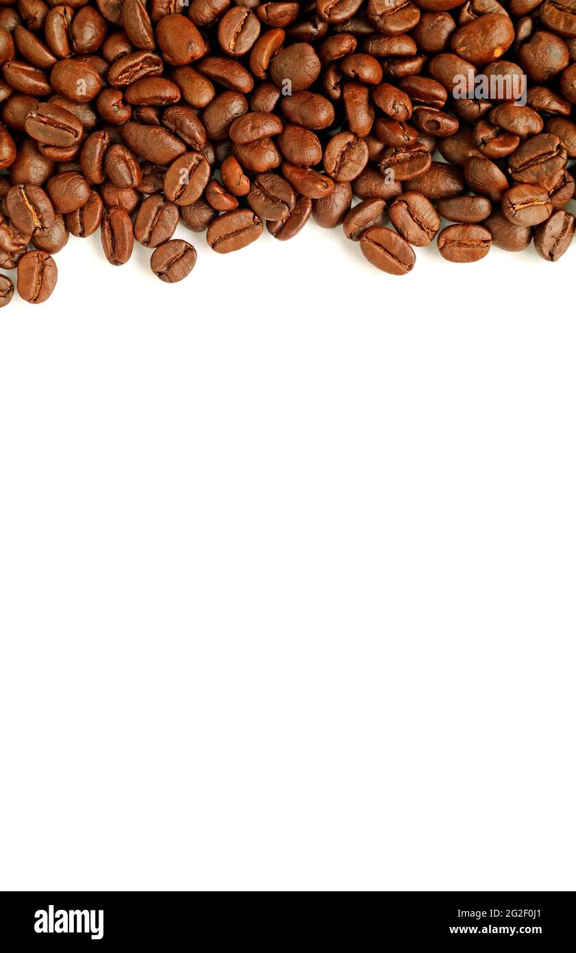 Haufen gerösteter Kaffeebohnen isoliert auf weißem Hintergrund mit freiem Platz für Text oder Design Stockfoto