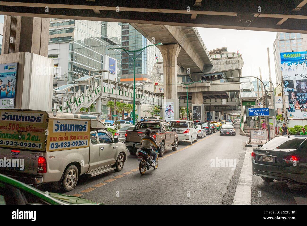 Starker Verkehrsstau auf der Sukhumvit Road in Bangkok City in Thailand in Südostasien. Stockfoto