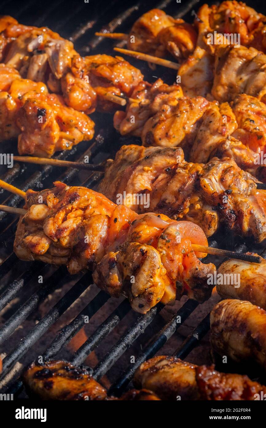 Hühnchen-Kebabs kochen auf einem Grill. Stockfoto