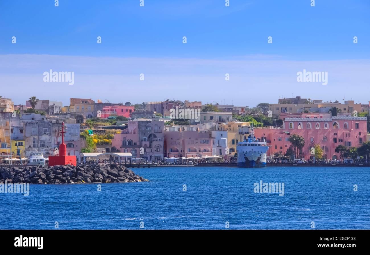 Panoramablick auf Procida, italienische Kulturhauptstadt 2022: Bunte Häuser, Cafés und Restaurants, Fischerboote in Marina Grande.in Bucht von Neapel. Stockfoto