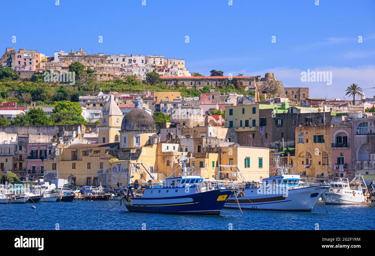 Panoramablick auf Procida, italienische Kulturhauptstadt 2022: Bunte Häuser, Cafés und Restaurants, Fischerboote in Marina Grande.in Bucht von Neapel. Stockfoto