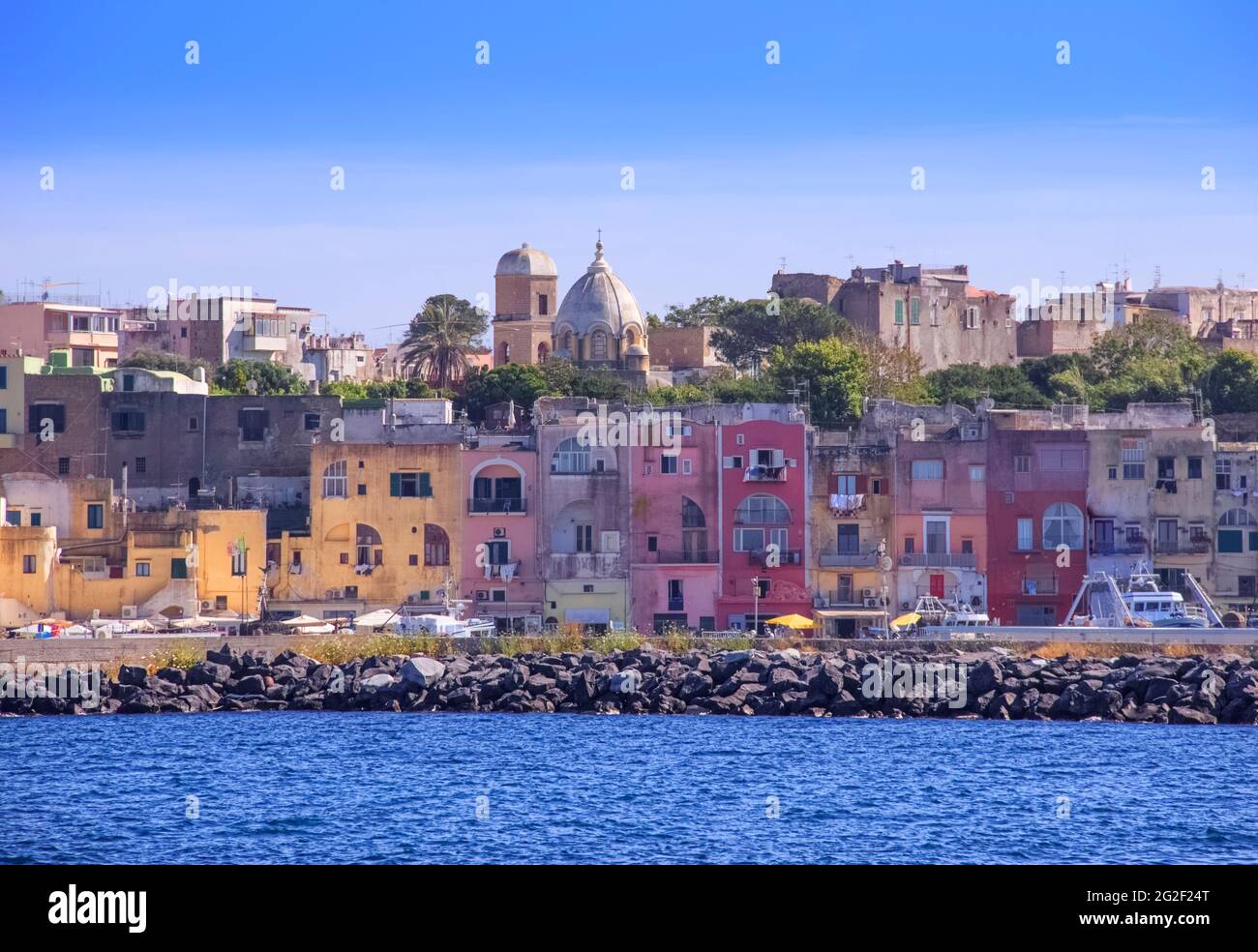 Panoramablick auf Procida, italienische Kulturhauptstadt 2022: Bunte Häuser, Cafés und Restaurants, Fischerboote in Marina Grande.in Bucht von Neapel. Stockfoto