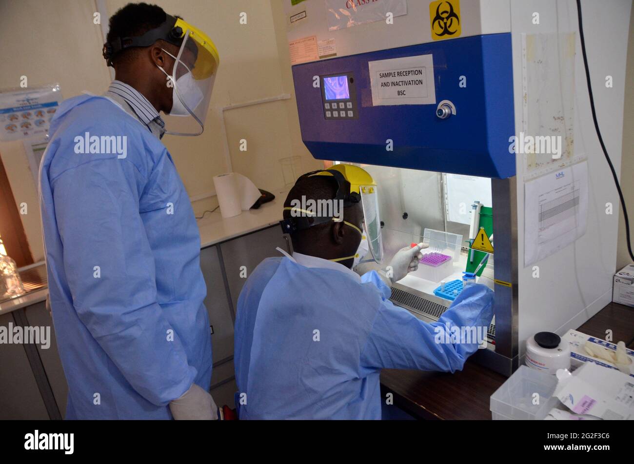 Entebbe, Uganda. Juni 2021. Techniker arbeiten an den Proben in einem COVID-19-Testlabor in der Nähe des internationalen Flughafens Entebbe, Bezirk Wakiso, Uganda, 9. Juni 2021. Das ugandische Gesundheitsministerium teilte am Donnerstag mit, dass das Land 1,438 neue Fälle von COVID-19 verzeichnete, die höchste tägliche Zunahme der zweiten Viruswelle, was die Gesamtzahl der Infektionen auf 56,949 erhöht. Quelle: Nichola Kajoba/Xinhua/Alamy Live News Stockfoto