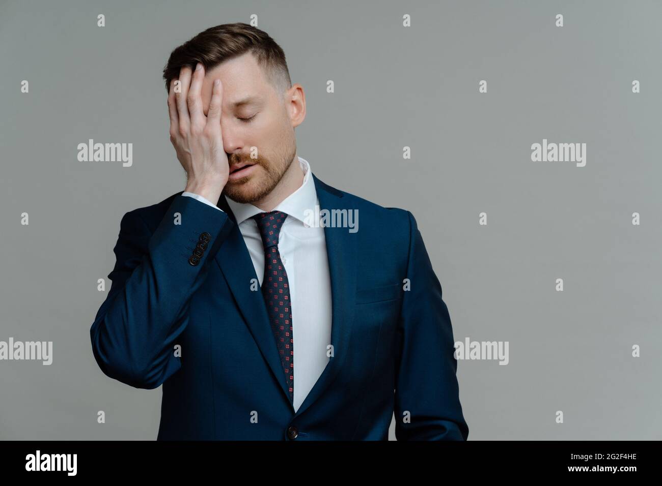Deprimierter Mann im Anzug, der sich traurig fühlte, als er schlechte  Nachrichten erhielt Stockfotografie - Alamy