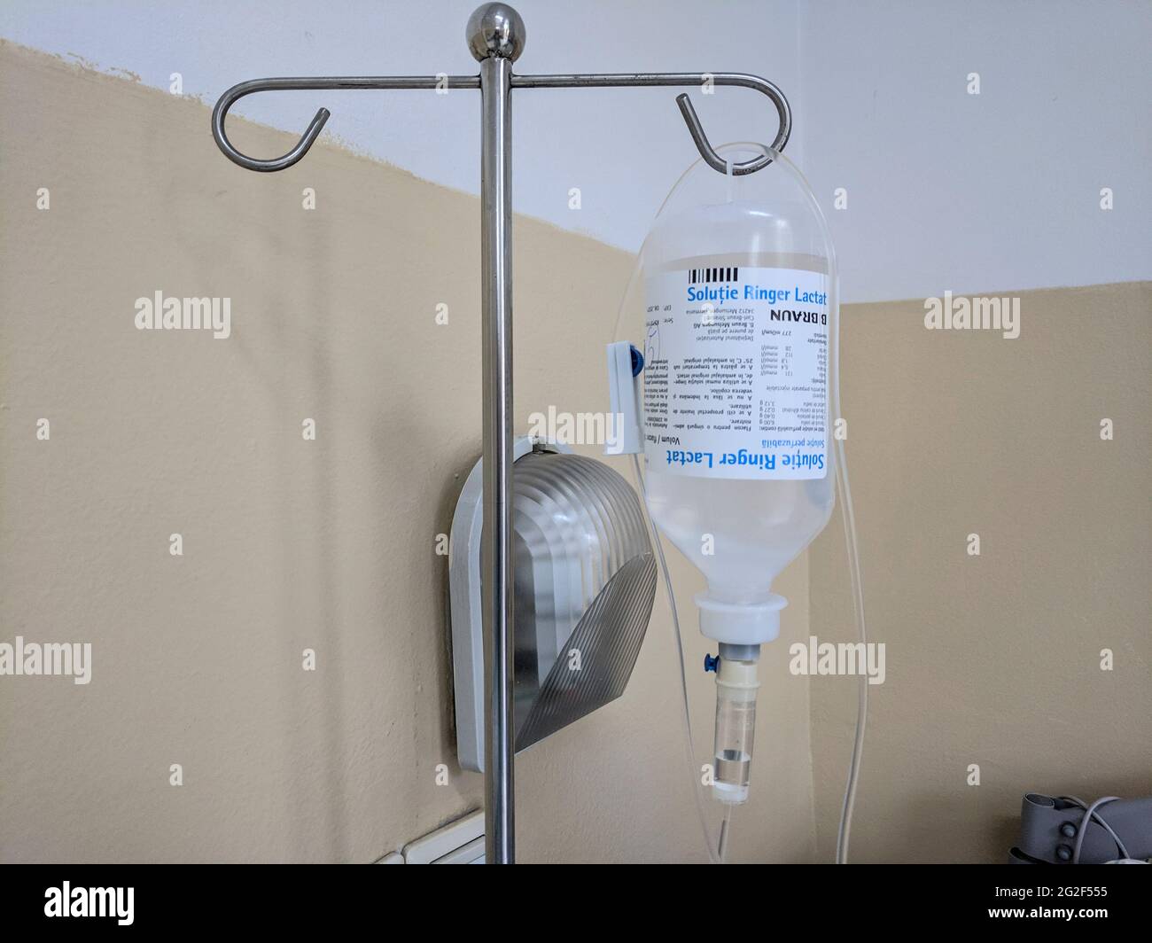 Flasche mit Kochsalzlösung, die an einem Metallpol in einem rumänischen Krankenhaus aufgehängt wird. 23. April 2019, Bukarest, Colentina Hospital Stockfoto