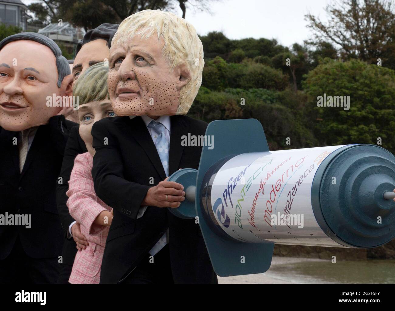 Cornwall, Großbritannien. Juni 11 2021: Eine Karikatur von Boris Johnson hält eine riesige Impfnadel zusammen mit anderen Mitgliedern der G7 als Teil der Impfstoffbewegung der Menschen. Swanpool Beach, Cornwall. Juni 2021. Anna Hatfield/Pathos Credit: One Up Top Editorial Images/Alamy Live News Stockfoto