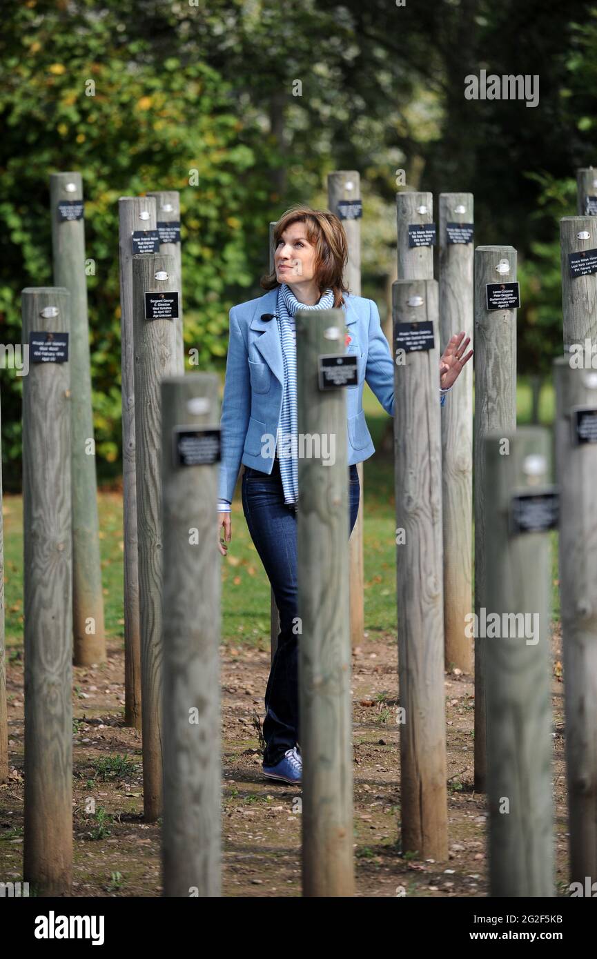 BBC-Fernsehmoderatorin Fiona Bruce beim Shot at Dawn Memorial im National Arboretum, Alrewas Stockfoto