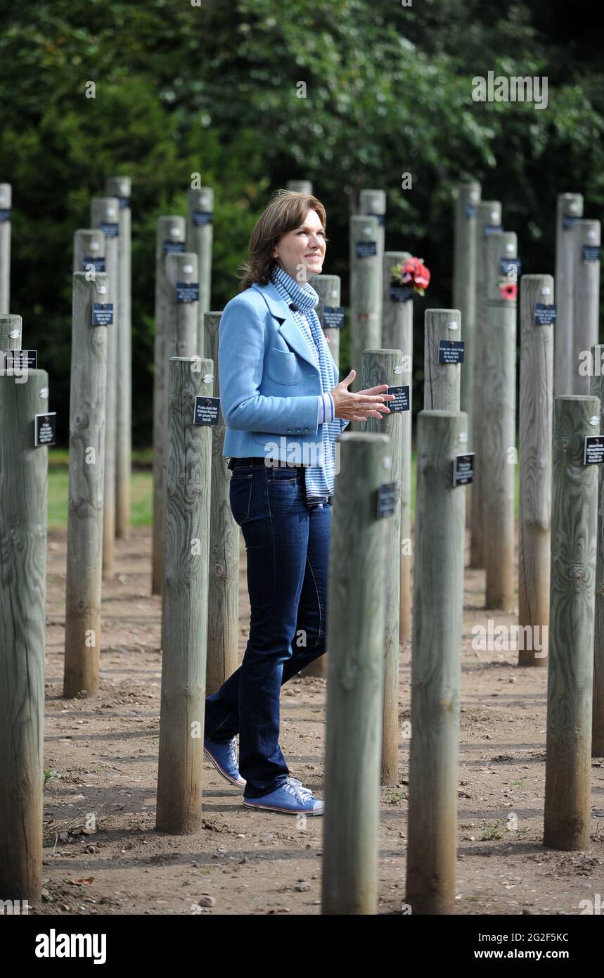 BBC-Fernsehmoderatorin Fiona Bruce beim Shot at Dawn Memorial im National Arboretum, Alrewas Stockfoto