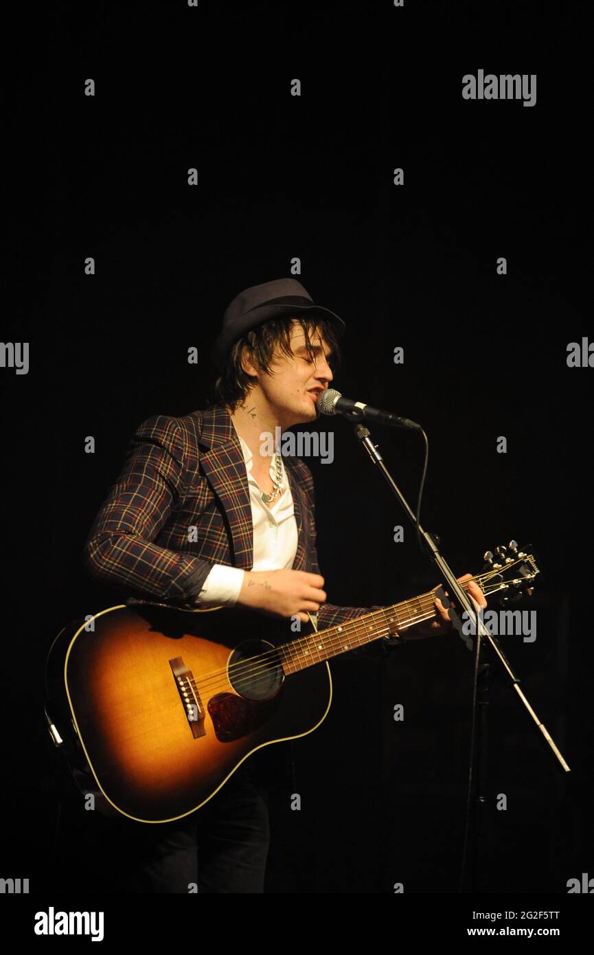 Pete Doherty auf der Bühne Wulfrun Hall Wolverhampton Stockfoto