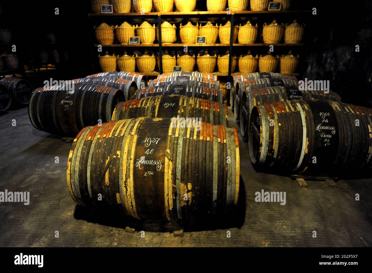 Fässer von Hennessy Cognac, Cognac, Poitou-Charentes, Frankreich Stockfoto