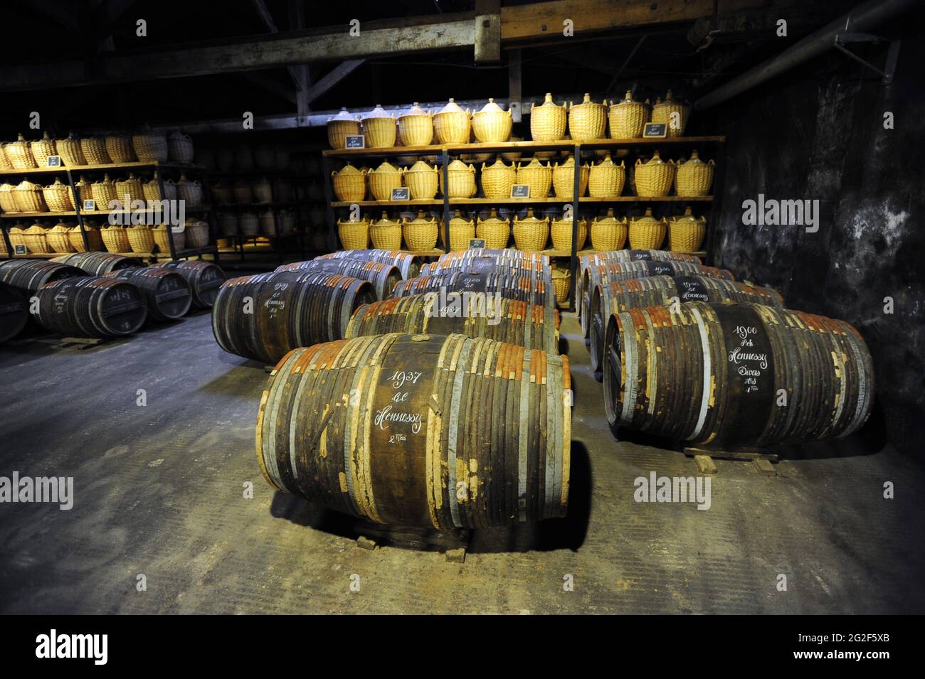 Fässer von Hennessy Cognac, Cognac, Poitou-Charentes, Frankreich Stockfoto