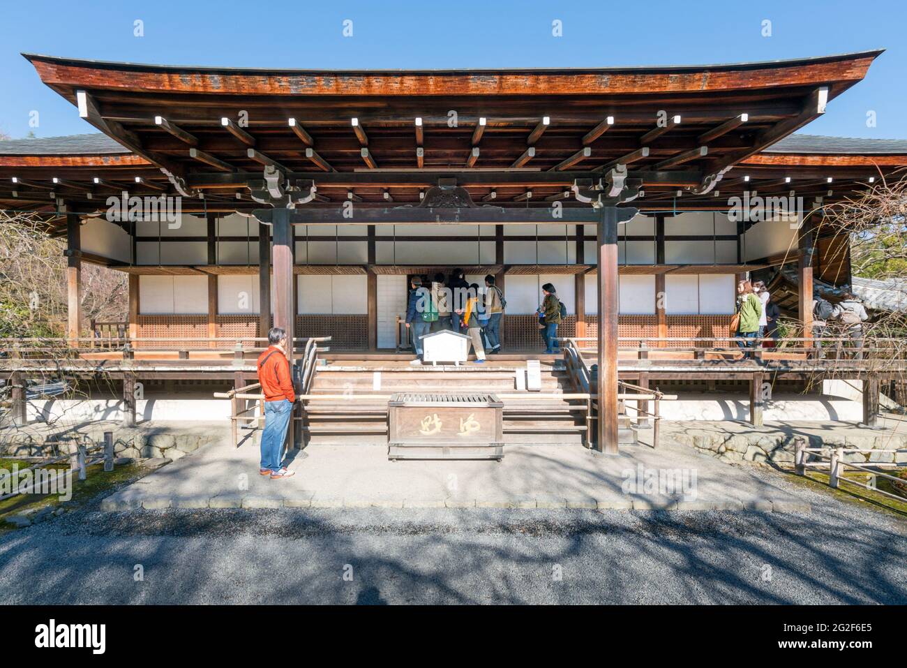 Kyoto, Japan - 2017.12.01: Menschen betreten einen kleinen alten buddhistischen Tempel im Arashiyama-Viertel Stockfoto