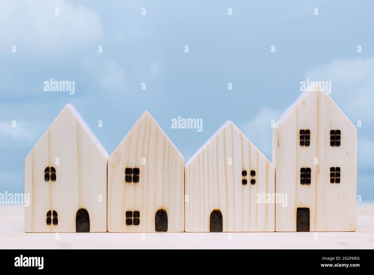 Holzhaus kleines Modell mit blauem Himmel für Dorf gutes Haus Stadt städtischen Gemeinschaft Konzept. Stockfoto