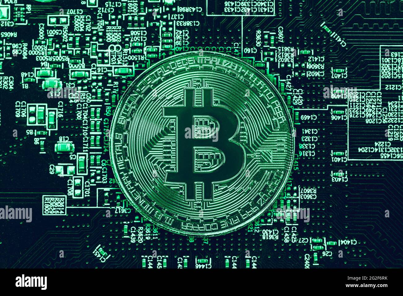 Digitales Geld Bitcoin Kryptowährung Münze auf Elektzität Computer Computer Leiterplatte Farbton. Stockfoto