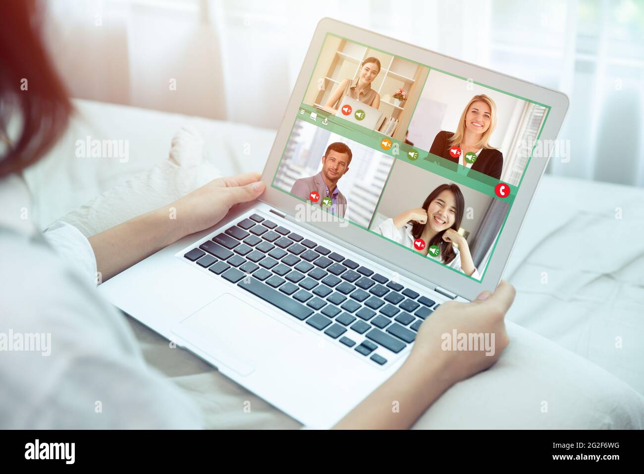 Geschäftsfrauen bleiben von zu Hause aus arbeiten Nahaufnahme Zoom Meeting Videoanruf mit Geschäftspartner mit Laptop während der Selbstquarantäne. Stockfoto