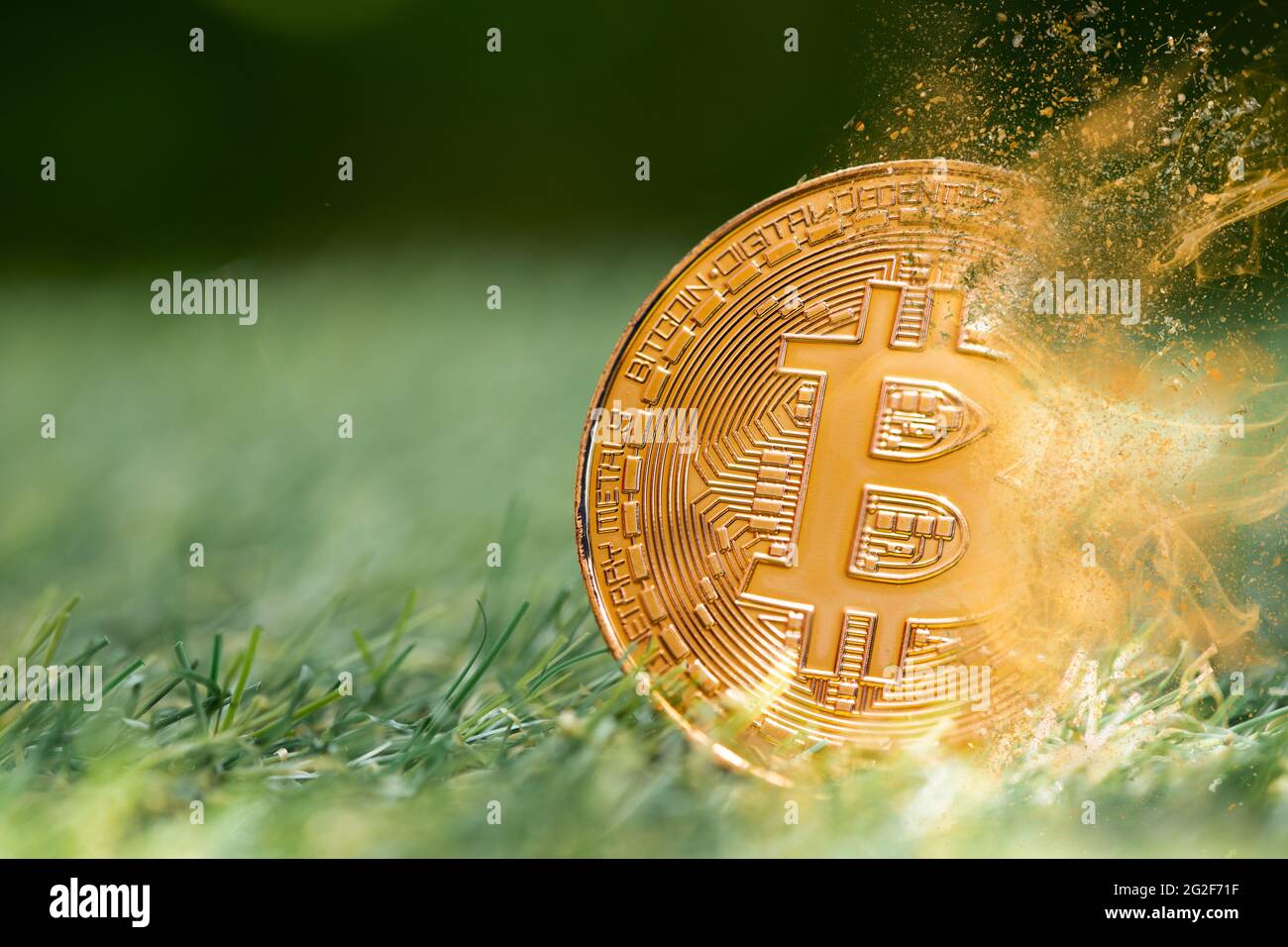Bitcoin digitale Kryptowährung Verlust Wert Preis fallen brechen Konzept. Krypto-Geld-Münze Explosion Dispersion verblassen Effekt. Stockfoto