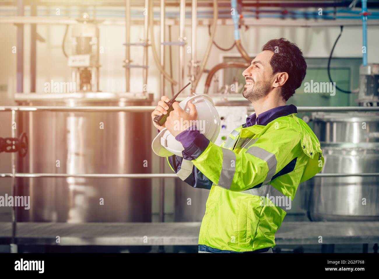 Glücklicher Arbeiter-Ingenieur ruft froh aufregendste für gute Nachrichten oder Gehaltserhöhung. Stockfoto
