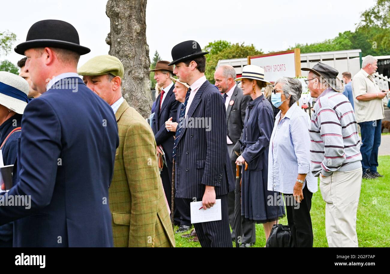 Ardingly Sussex, Großbritannien. Juni 2021. Besucher, die die Hunde beobachten, genießen den ersten Tag der South of England Show in Ardingly Sussex. Die South of England Show 2021 ist die wichtigste Country Show der Region und zieht an drei Tagen Tausende von Besuchern aus dem ganzen Land an : Credit Simon Dack/Alamy Live News Stockfoto