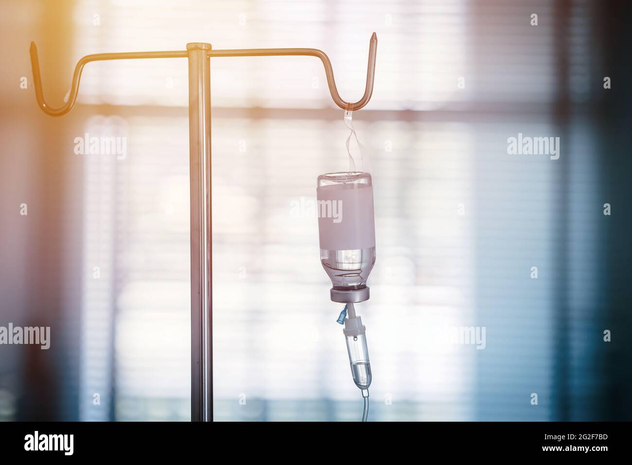Intravenöse Medikationstherapie oder intravenöse Medikamentenflasche Flüssigkeitstropfen Kochsalzentropfen auf der Krankenhausstation, Notfallbehandlung Injektion Medikament Infusion Pflege Chemoth Stockfoto