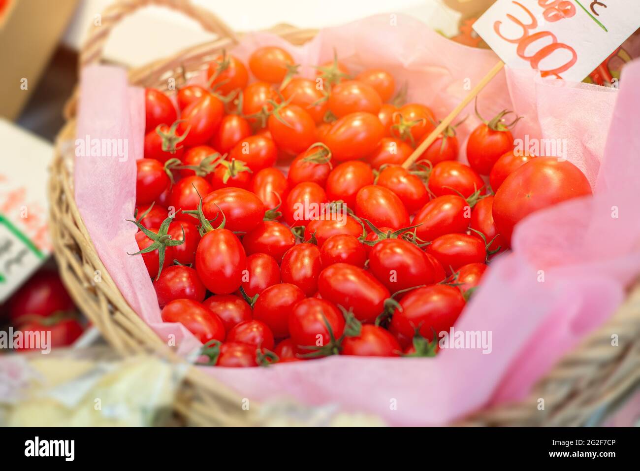 Traubentomate oder Kirschcocktail frische Tomaten kleines reifes Fruchtgemüse für den Salatverkauf auf dem japanischen Markt. Stockfoto