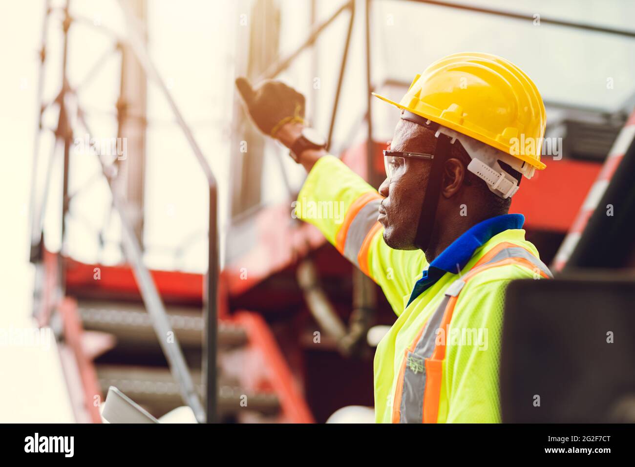 Black African Port Shipping Staff Director arbeitet in der logistischen Kontrolle Verladen von Containern auf Schiff Fracht für Import Export Waren Vorarbeiter fühlen sich erschöpft Stockfoto