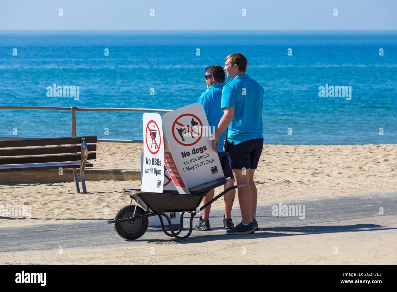 BCP council Staff with No dogs on this Beach and No BBQs until 18.00 Uhr Schilder in Schubkarre on Beach at Bournemouth, Dorset UK im Juni Stockfoto