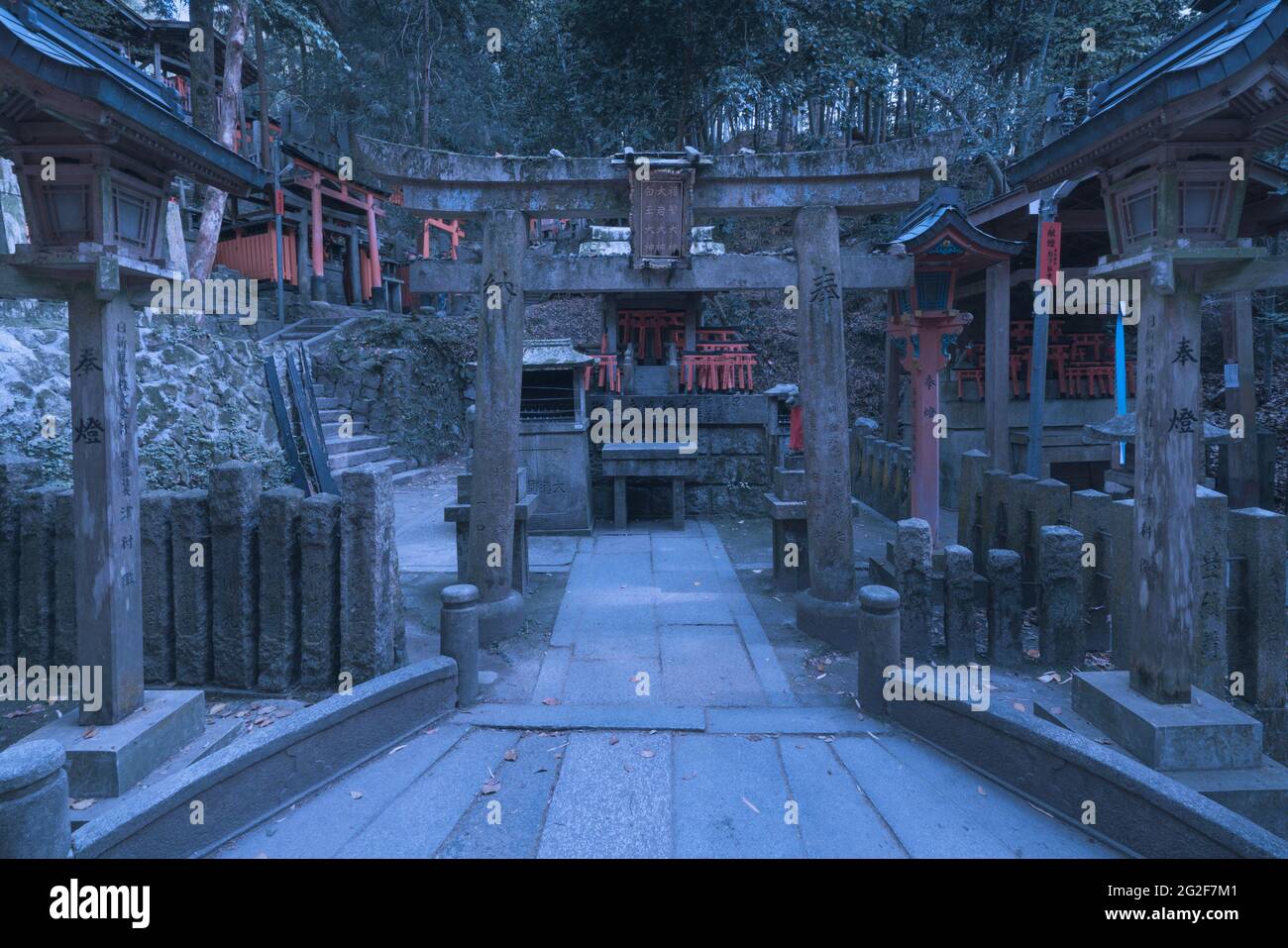 Kyoto, Japan - 05.19.2019: Einer von vielen Teilen des berühmten Fushimi Inari-Schreines nach der Dämmerung. Steintorientore und Steinaltar Stockfoto