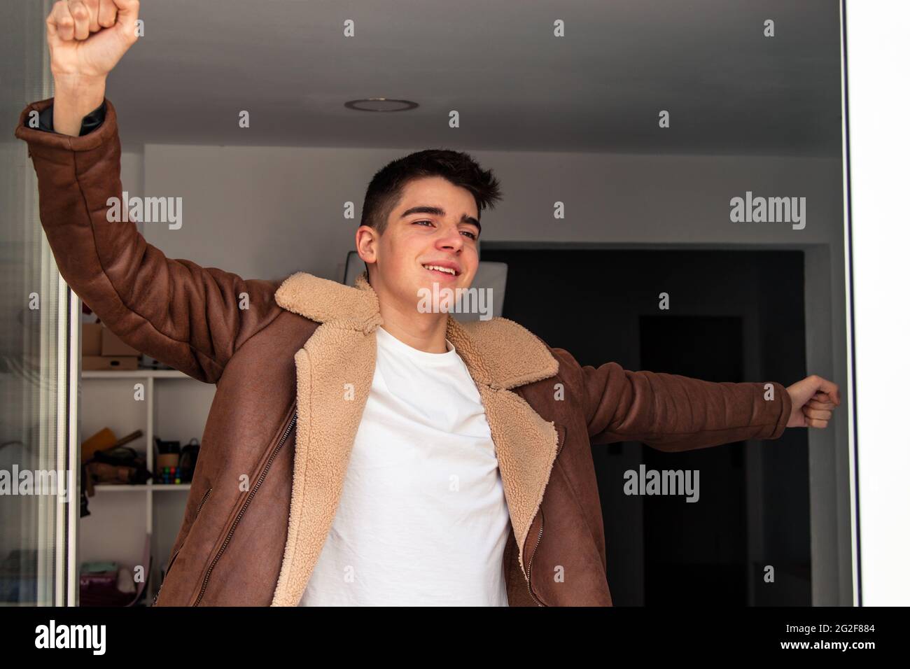 Junger Mann in der Wohnung, der zur neuen Normalität ausging Stockfoto