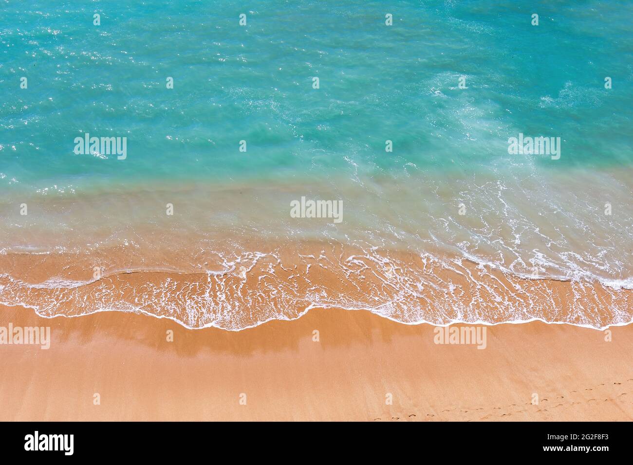 Luftaufnahme von Sandstrand und Meer an der Algarve, Portugal Stockfoto