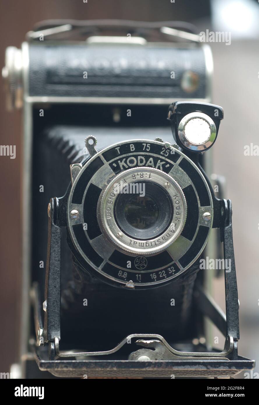 FRANKFURT AM MAIN, DEUTSCHLAND - 10. Jun 2021: Alte Kodak Rollfilm-Faltkamera Junior aus den 30er Jahren mit einziehbarem Faltenbalg und brillantem Viewfinde Stockfoto