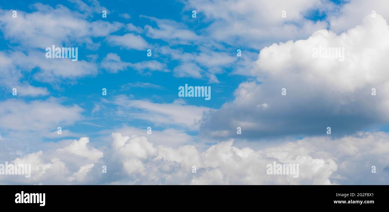 Schöner lebhafter blauer Himmel mit Sommerwolken Hintergrund Stockfoto